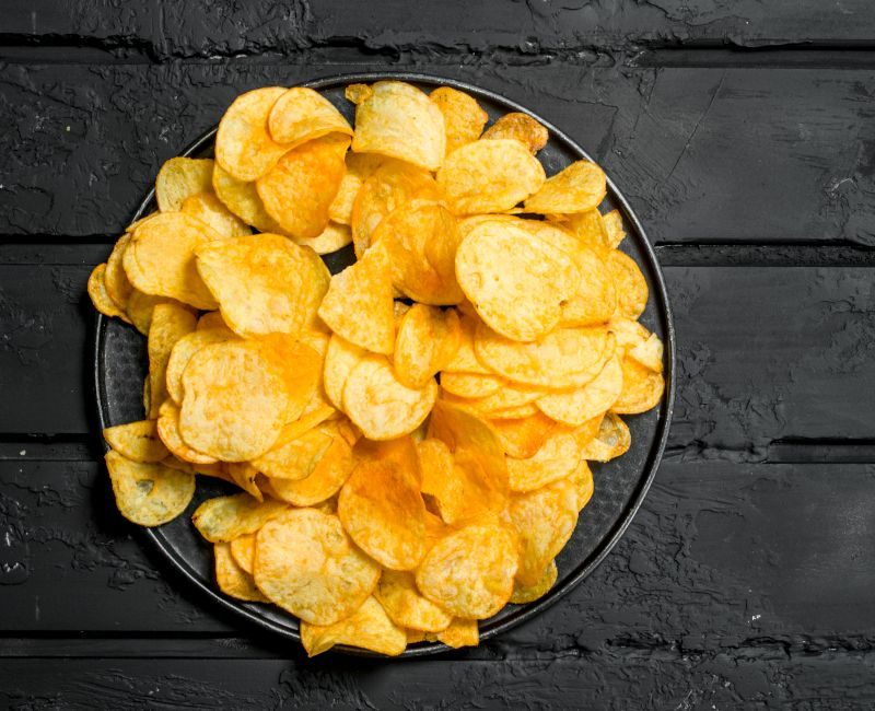 Snack de patatas fritas en un plato.