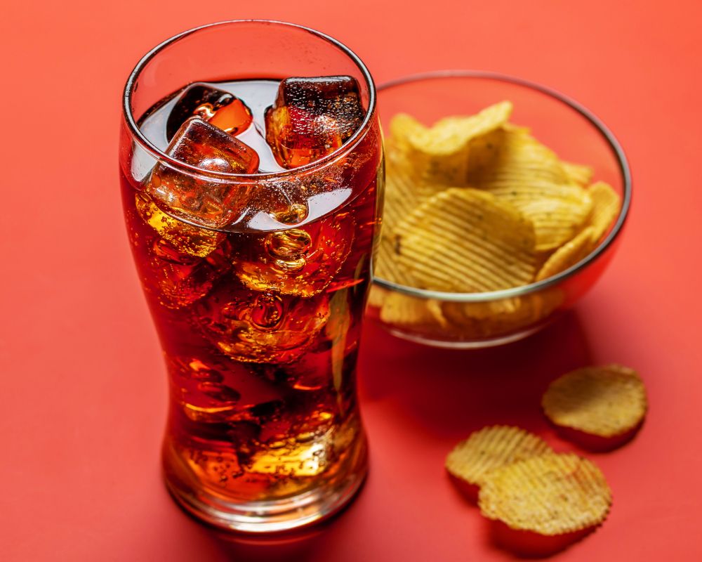 Imagen de un refresco y unas patas fritas onduladas.